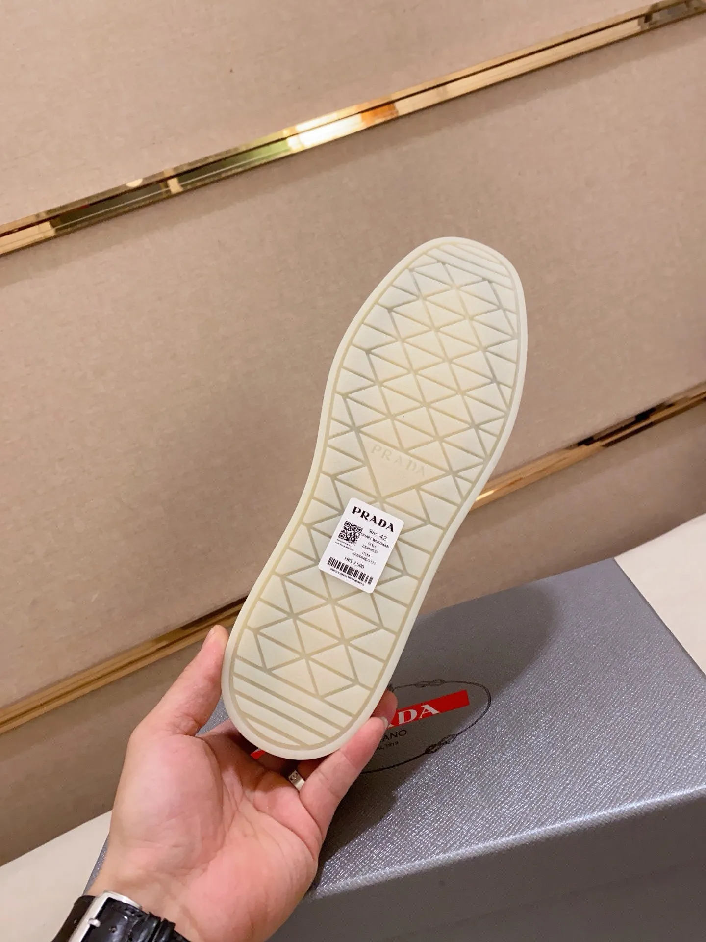 Men's shoes 💰 580💰 ✔️✔️✔️High-quality new PRADA counters are launched at the same time. The new men's shoes and 😘fabrics are selected from high-silk bald cowhide and are made by pure handicrafts. Lining: Full cowhide lining. 👍🏿 High-end ☄️ air-cushion molded anti-slip rubber outsole, exquisite lines, simple and elegant, comfortable and high-end for leisure travel. Code number: 38 to 44 (45 can be customized)